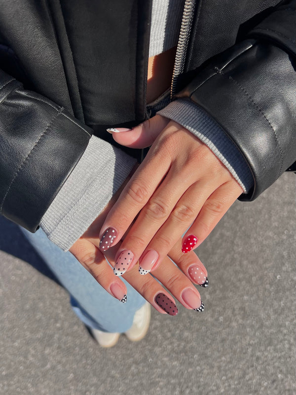 franske negle med prikker